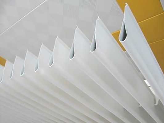 épaisseur 0.7mm de plafond en métal en aluminium de 25Wx150H dégoulinant le plafond de cloison